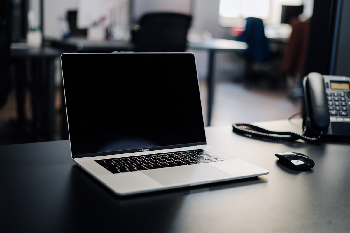 Meja kerja redaksi Toto88slot dengan laptop saat menyusun artikel panduan